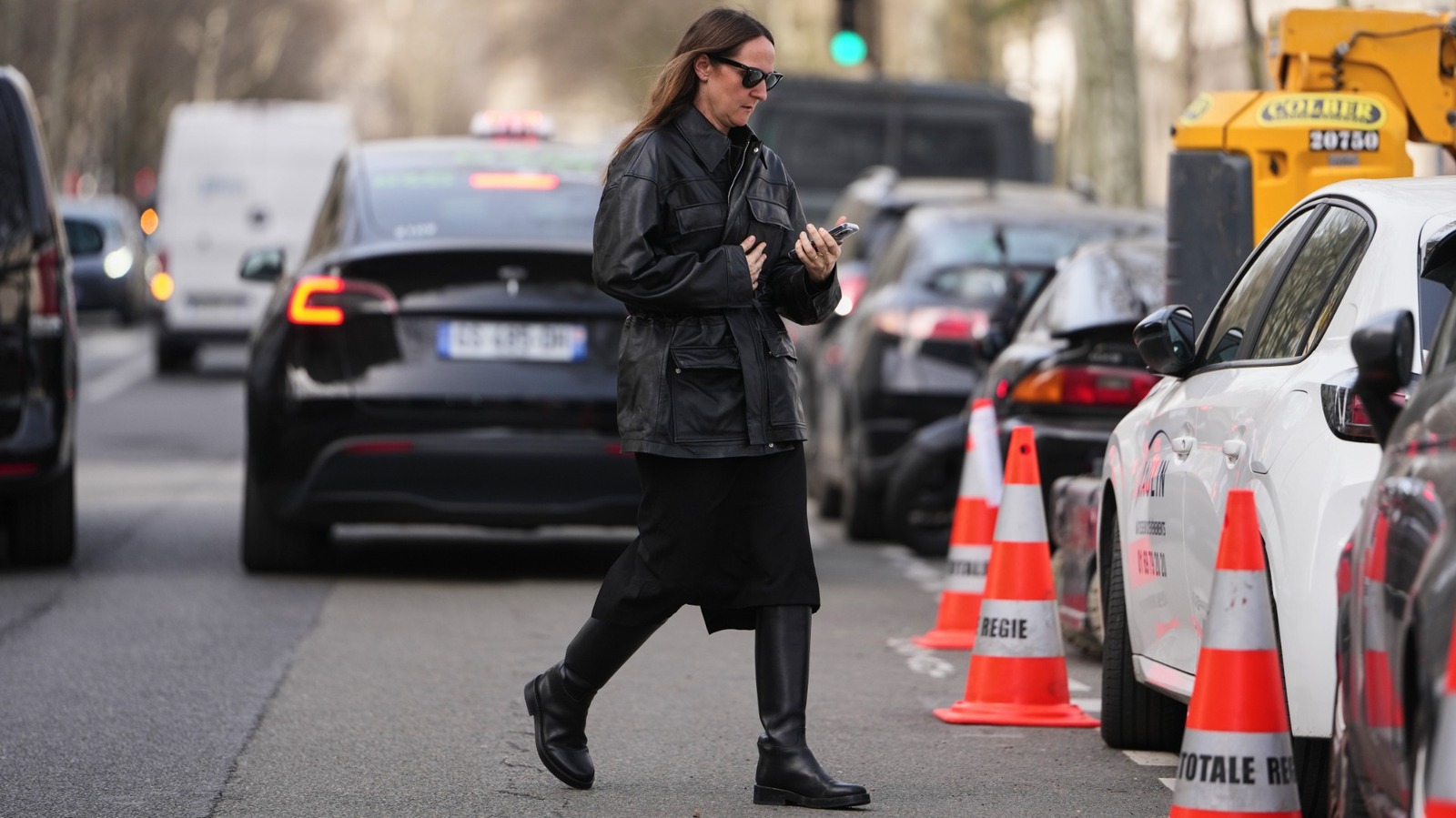 Esta combinación de conjunto de falda y botas de moda es uno de los looks más populares para el otoño de 2026