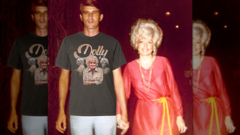 Carl Dean al lado de Dolly Parton en una foto antigua.