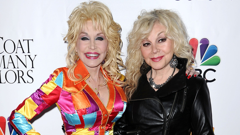 Dolly Parton y su hermana, Stella Parton, en un evento en 2015.