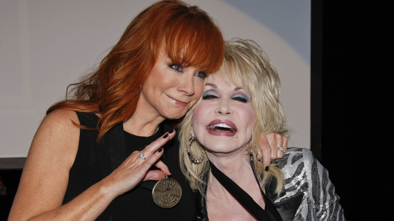 Reba McEntire y Dolly Parton en 2011.