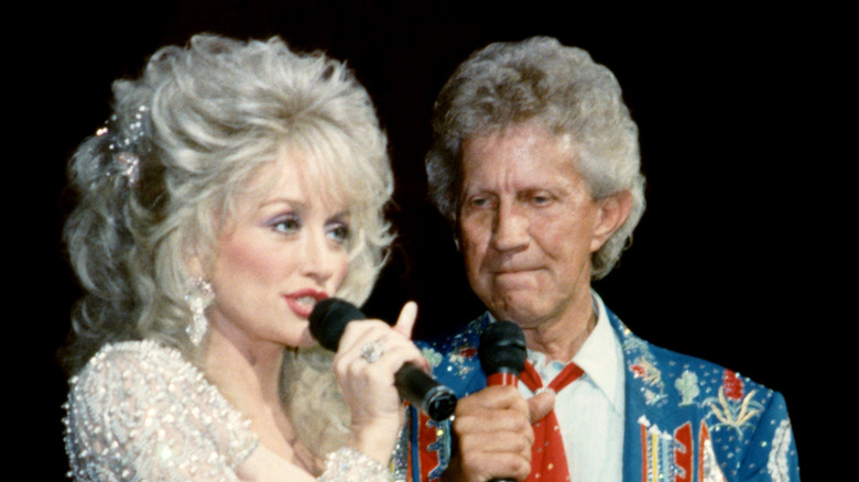 Dolly Parton y Porter Waggoner juntos en el escenario en la década de 1990.