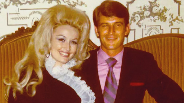 Dolly Parton y Carl Dean juntos en un sofá.