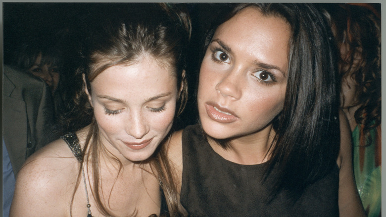 Victoria Beckham posando con Anna Friel en 1995