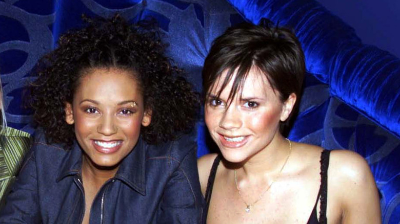 Victoria Beckham posando con Victoria Brown en 1996