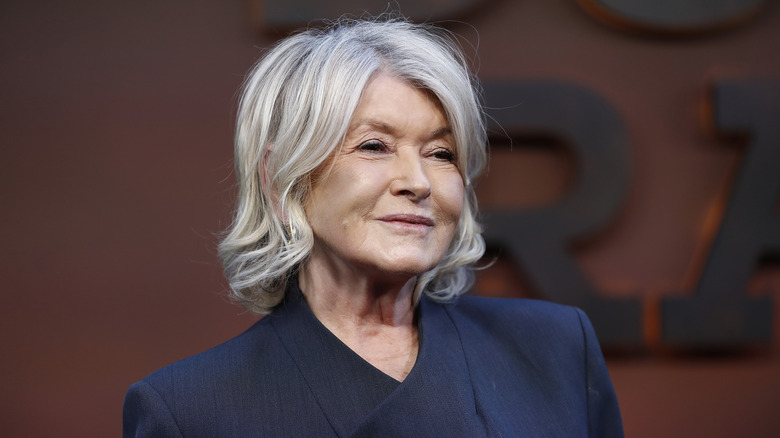Martha Stewart con un traje azul marino en 2026.