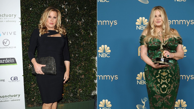 (L) Jennifer Coolidge hace pucheros con un vestido negro (R) Jennifer Coolidge posa sosteniendo un premio Emmy con un vestido verde de terciopelo con hombros descubiertos