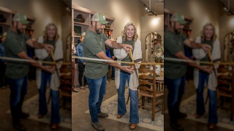 Jenny Marrs y su esposo en Marrs en la inauguración principal en abril de 2025.