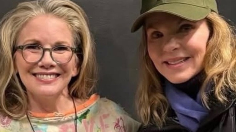 Melissa Sue Anderson y Melissa Gilbert sonríen para una foto