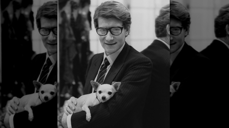 Yves Saint Laurent con gafas y abrazando a un chihuahua