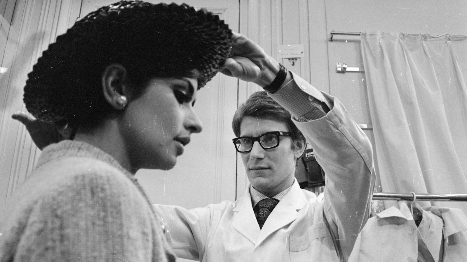 Frase del día de Yves Saint Laurent: 'He aprendido que lo importante en un vestido es...'