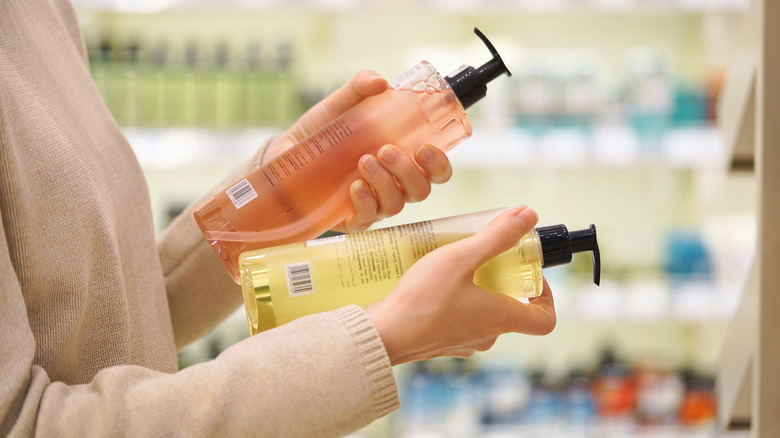 Una persona comparando dos productos.