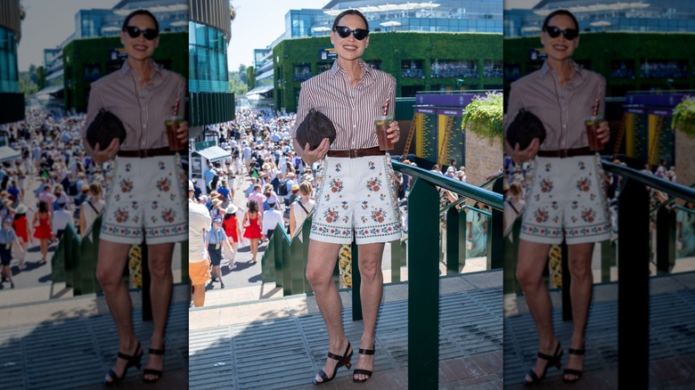 Minnie Driver posando en Wimbledon en 2026 con un conjunto informal y el pelo recogido.