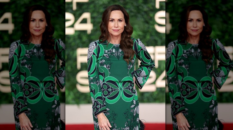 Minnie Driver luciendo un vestido codiciado en la alfombra roja con ondas sueltas en el cabello.