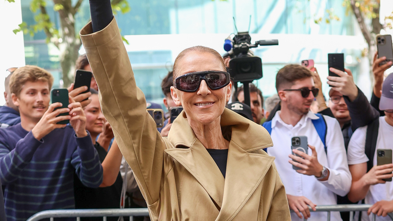 Céline Dion, 58 años, nos recuerda que nadie hace street style como ella con una elegante gabardina beige
