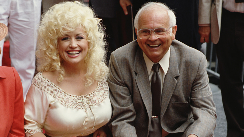 Dolly Parton en el Paseo de la Fama de Hollywood en 1984 durante la ceremonia de su estrella.