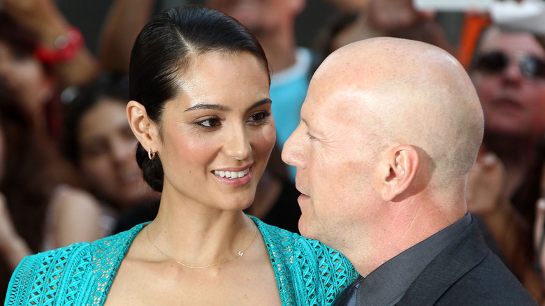 Se ve a Emma Heming Willis y Bruce Willis mirándose amorosamente a los ojos durante una sesión fotográfica en la alfombra roja.
