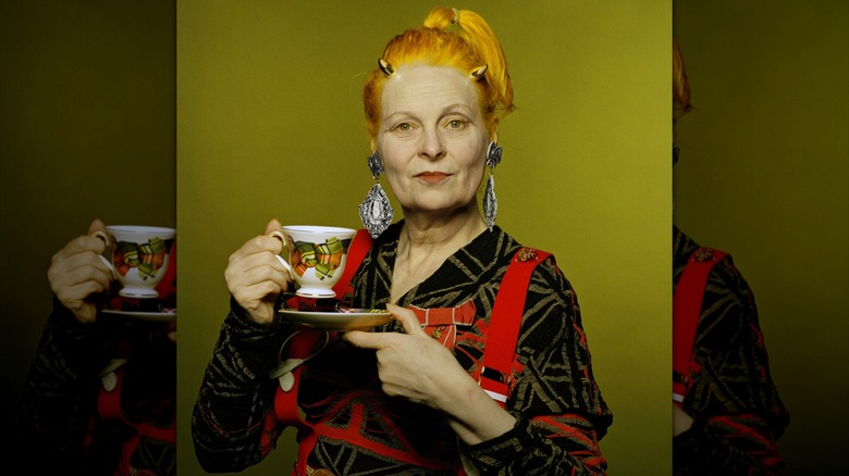 Un retrato de Vivienne Westwood sosteniendo una taza alrededor de 2005.