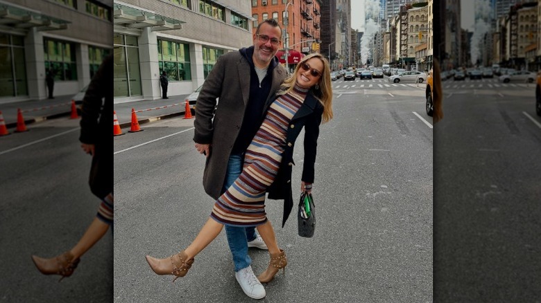 Shane Farley baña a su novia Giada De Laurentiis en la calle de Nueva York