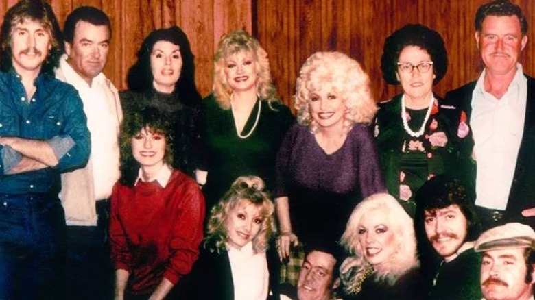 Dolly Parton es fotografiada con toda su familia, incluidos todos sus hermanos y sus padres.