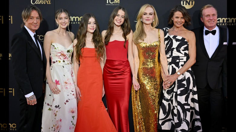Nicole Kidman con sus hijas Sunday Rose y Faith Margaret Kidman-Urban en abril de 2024