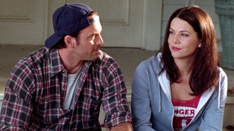 Lauren Graham y Scott Patterson se sonríen mientras interpretan a Lorelai Gilmore y Luke Danes en Gilmore Girls.