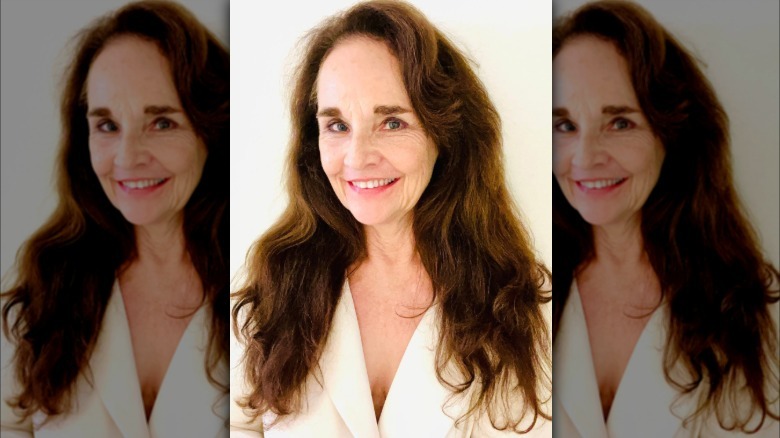 Diane Franklin luciendo cabello liso.
