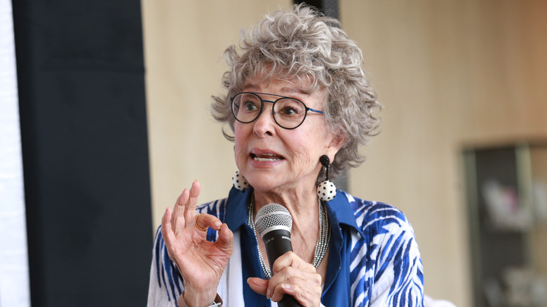 Rita Moreno durante una conferencia de prensa en agosto de 2025.