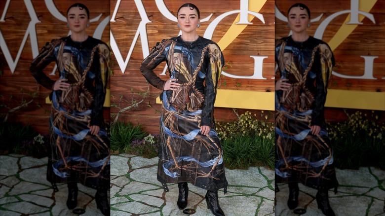 Maisie Williams con un traje que no le queda bien en el estreno de Practical Magic 2