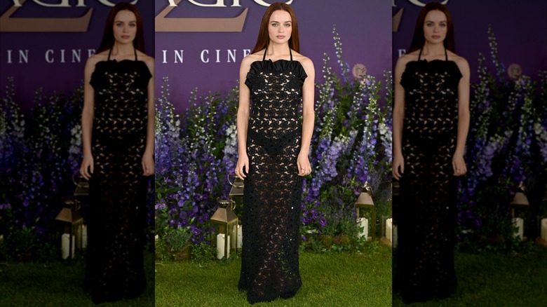 Joey King en un traje de dos piezas transparente en el estreno de Practical Magic 2