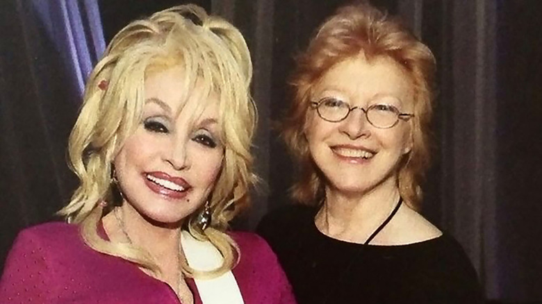 Dolly Parton y Judy Ogle sonriendo