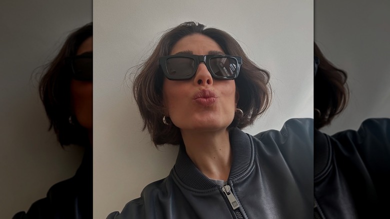 Una mujer con un bob moreno entrecortado.