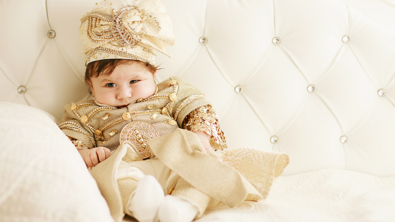 Bebé vestido de príncipe.
