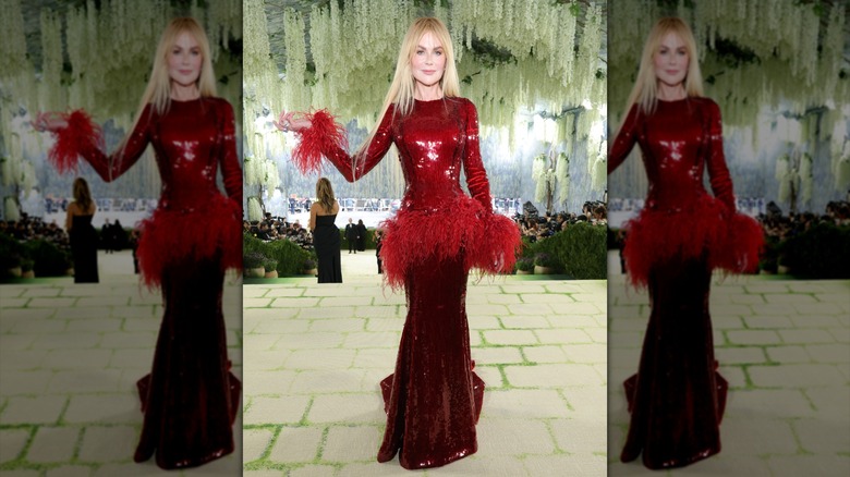 Nicole Kidman con un vestido rojo brillante en la Met Gala