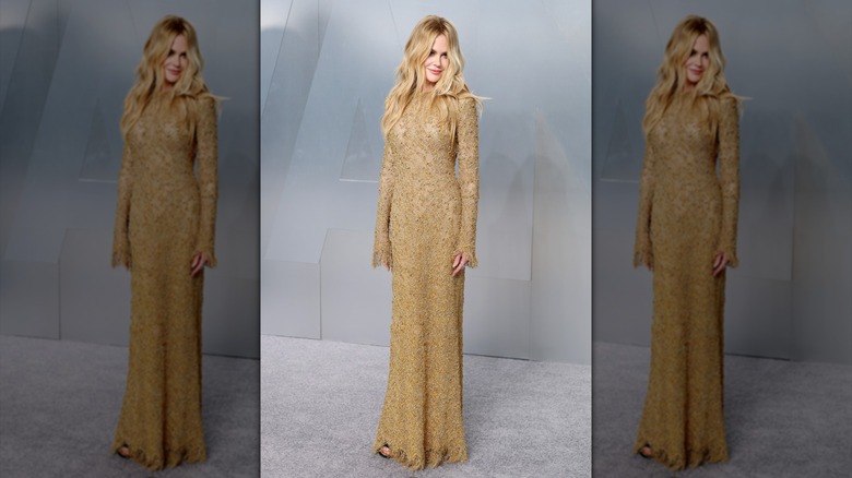 Nicole Kidman con un vestido dorado de manga larga