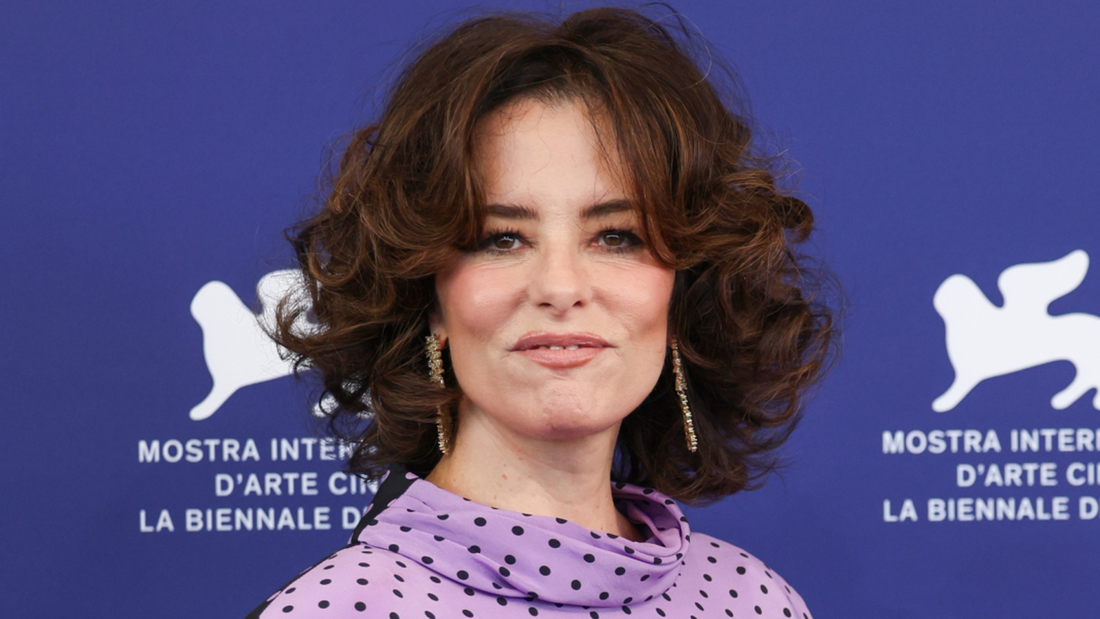 Parker Posey logra el renacimiento del cabello de los 70 en el Festival de Cine de Venecia y estamos obsesionados