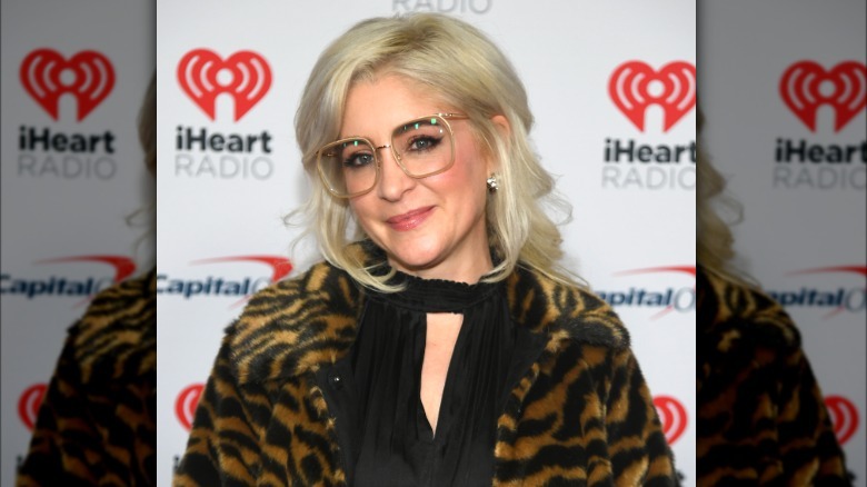 Staci Keanan en un evento de radio iHeart en 2024 con cabello rubio brillante y gafas