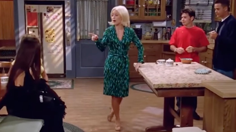 Staci Keanan con un vestido cruzado en un episodio de 
