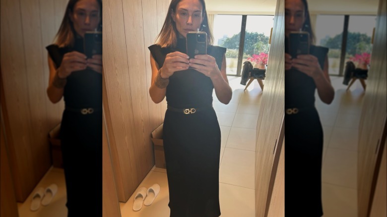Claire Forlani haciéndose un selfie en el espejo.