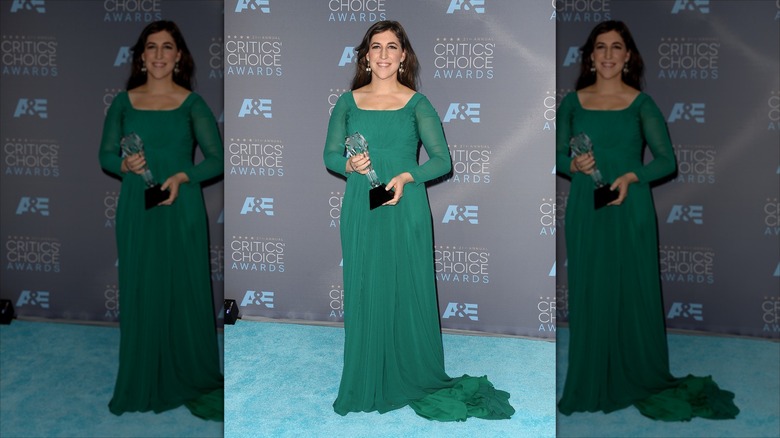 Mayim Bialik posa con un vestido verde esmeralda