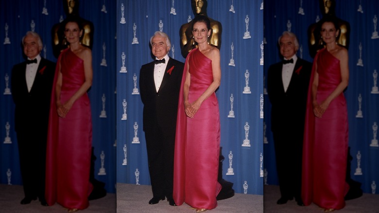 Audrey Hepburn en los Oscar con un vestido magenta de un solo hombro.