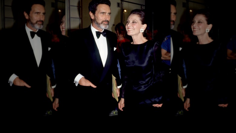 Audrey Hepburn en los premios Tony con un vestido de satén azul oscuro.