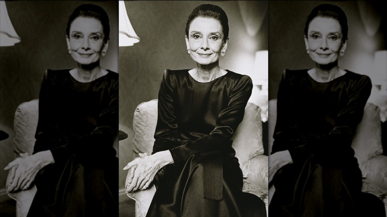 Audrey Hepburn posa para un retrato con un vestido satinado negro de manga larga.