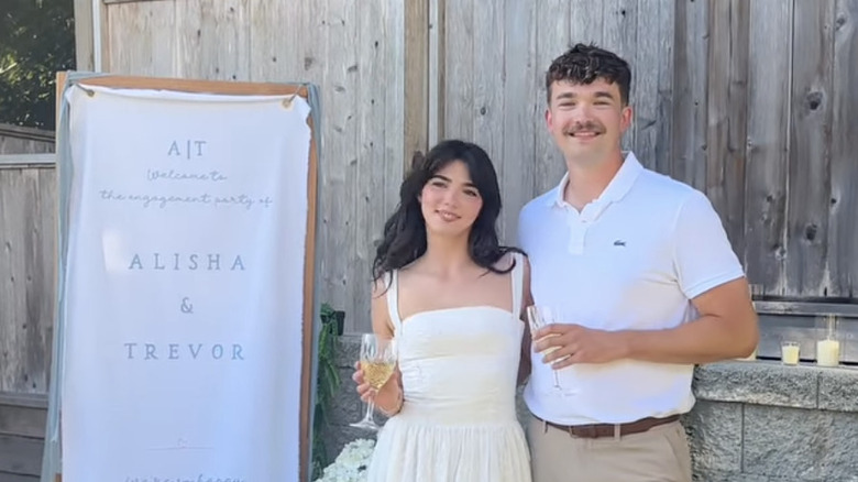 Alisha Newton y Trevor posan abrazados durante su fiesta de compromiso