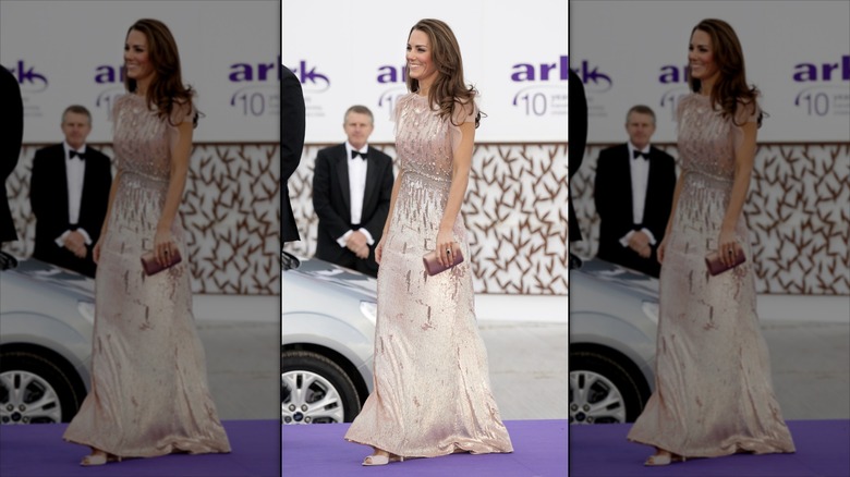 Kate Middleton con un vestido rosa adornado con mangas fluidas