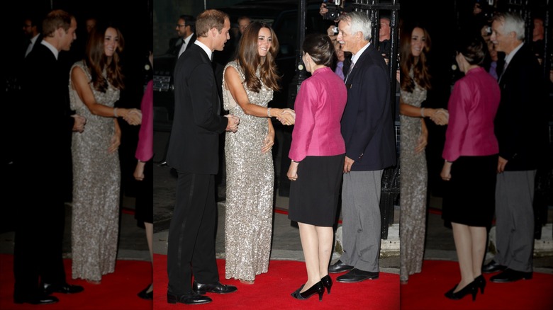 Kate Middleton sonríe con un vestido de lentejuelas plateado hasta el suelo junto al príncipe William