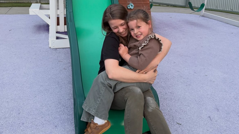 Bindi Irwin posando para una foto en una diapositiva con su hija Grace Warrior