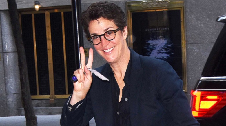 Rachel Maddow caminando por la ciudad de Nueva York, 2024