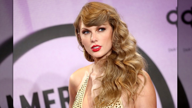 Taylor Swift con pelo rizado en noviembre de 2022