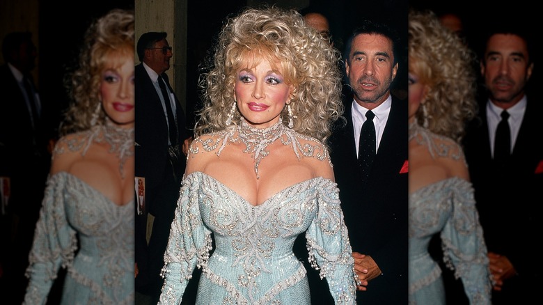 Dolly Parton con el pelo rizado en 1989