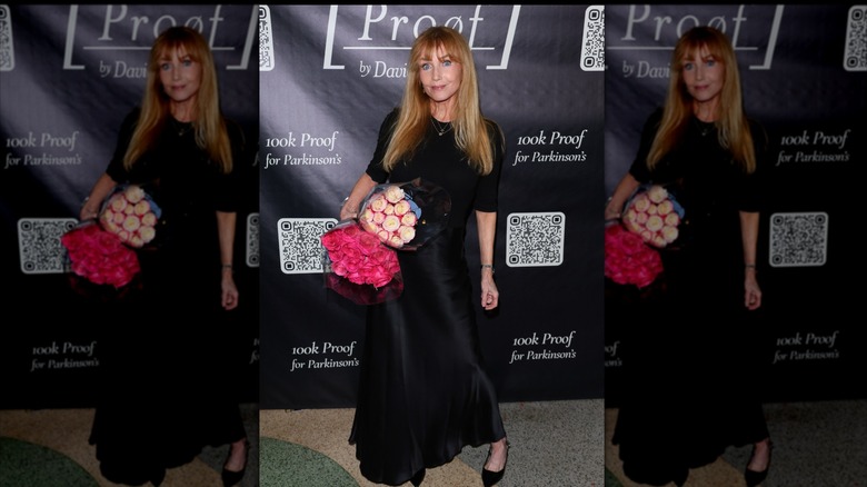 Rebecca De Mornay fotografiada en 2026 con un vestido largo negro